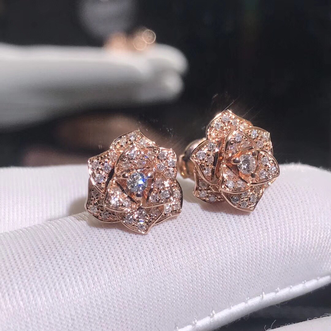 Boucles d'oreilles Piaget Rose sur mesure en or rose 18 carats avec 78 Diamants taille brillant