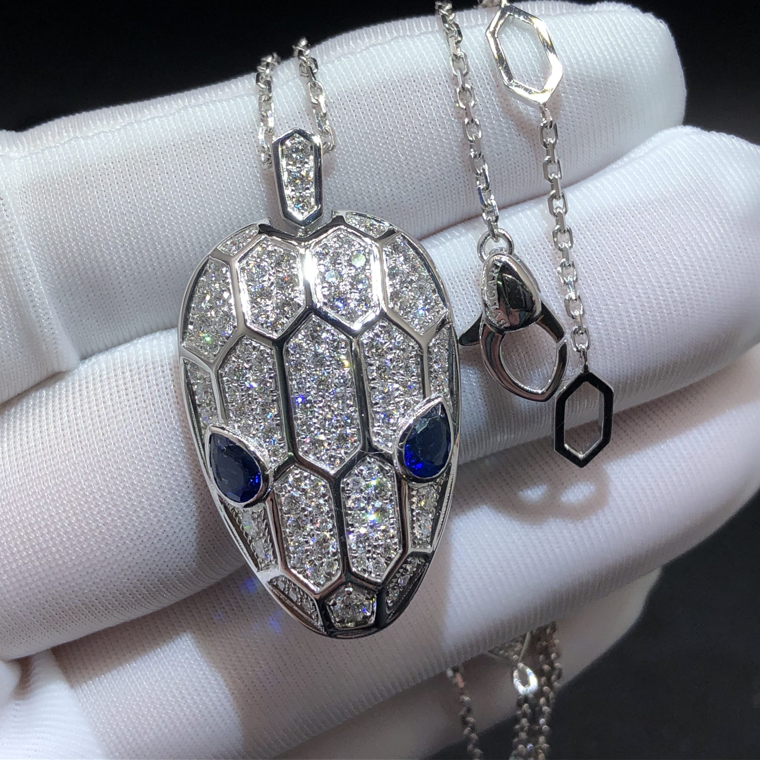 Collier Bvlgari Serpenti fait sur mesure en or blanc 18 carats avec saphirs bleus et pavé de diamants